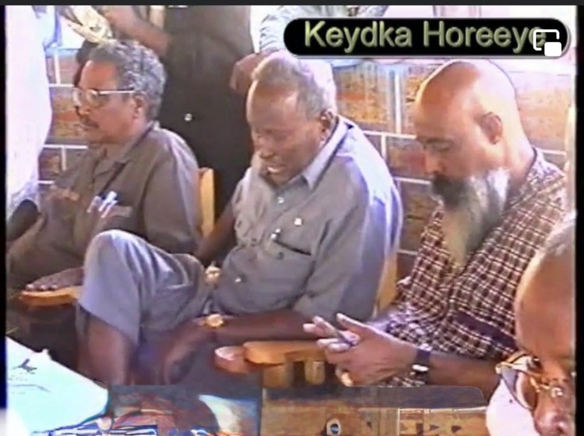 othmun1's tweet photo. #Puntland meel fog baa Laga keenay oo si adag dhidibada loogu aasay!

Sawirka:

Bidixda; Sen. Abdirahman Farole, 
Dhexda; Former President Abdulahi Yusuf (aun).
Midigta; Gen. Mohamed Said Morgan (aun)

Goobta; Gaalkacyo
Taarikhda; 2003 https://t.co/j2iwg79WqD