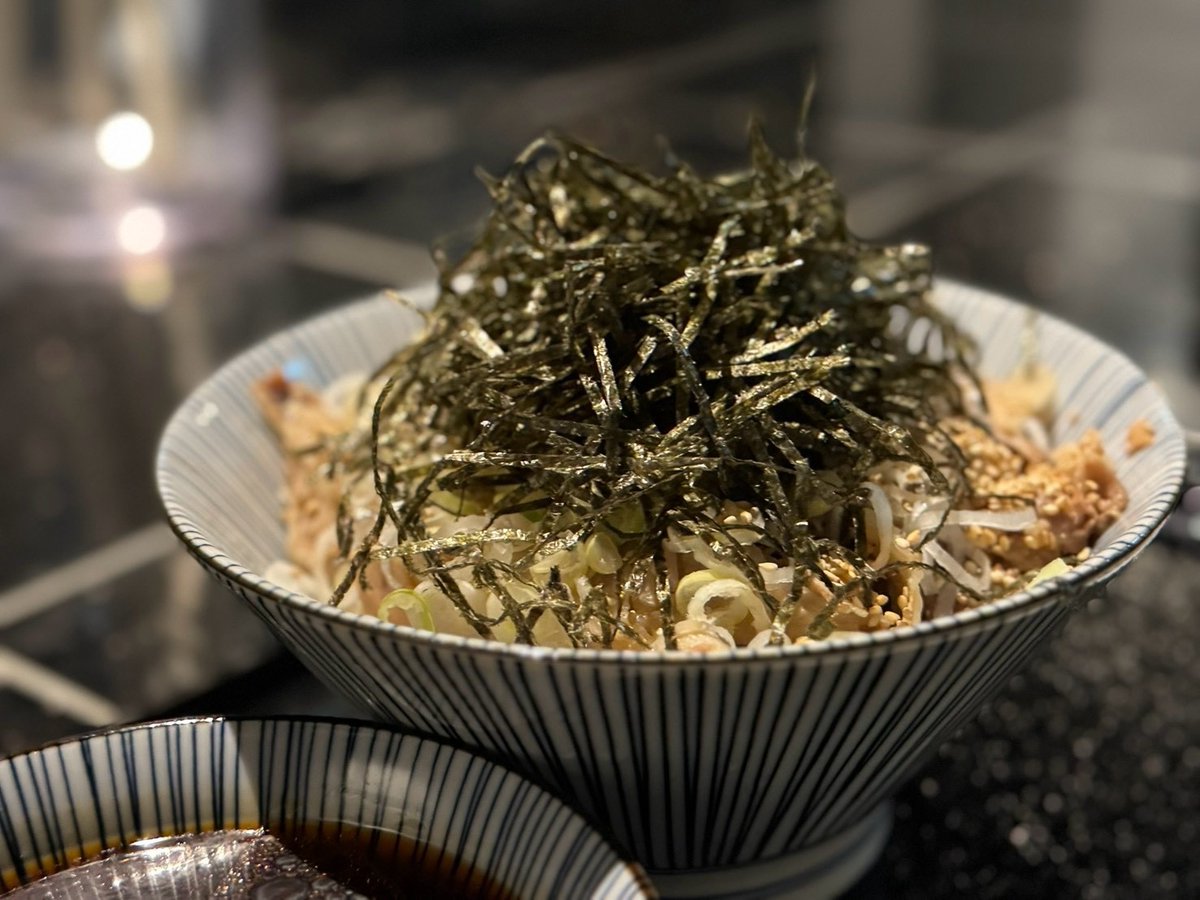 soba_sayaka's tweet photo. こだわりのソースが決め手の一杯。
「さやチキ丼」。

日本トップレベルの名店と共同開発した特製カレーソースを、揚げたての唐揚げにたっぷり🍛✨

ジューシーなさやチキとご飯の組み合わせ。
そばのお供におすすめです🥢 https://t.co/oimLqp9RCO