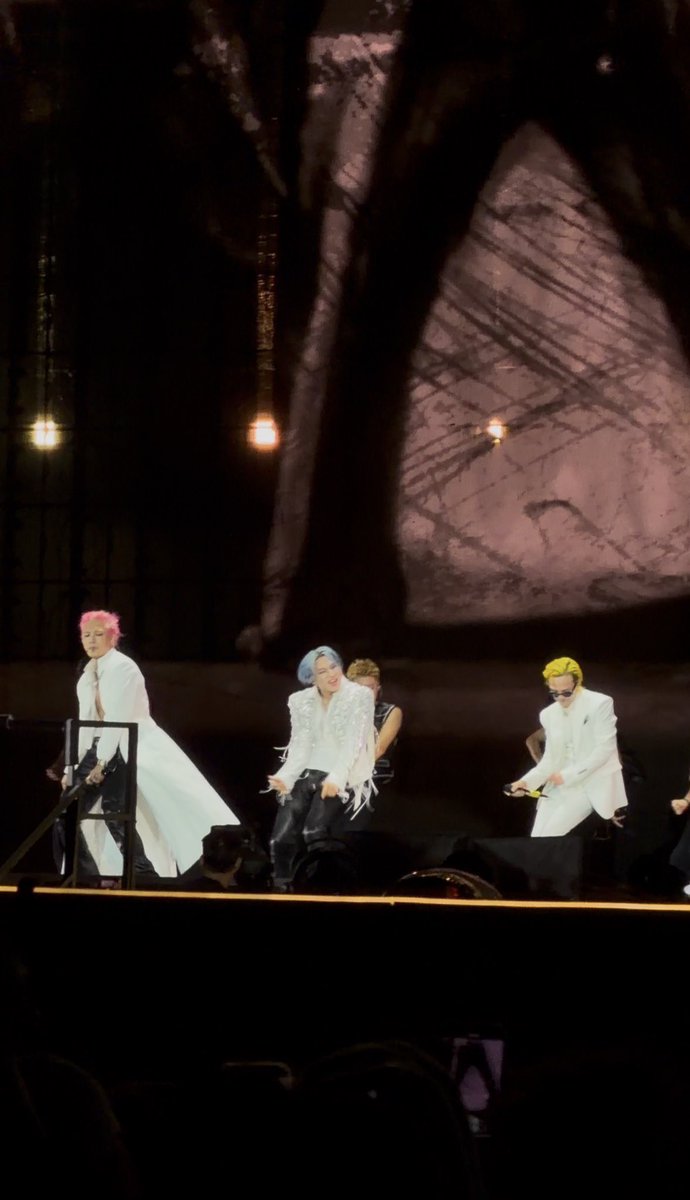 candyzbe's tweet photo. Everyone moving to their own rhythm, but somehow it all comes together.  Only BIGBANG can make this look THAT cool! 

#BIGBANG #2026MAMAVOTE https://t.co/Q8E2eFrpoO