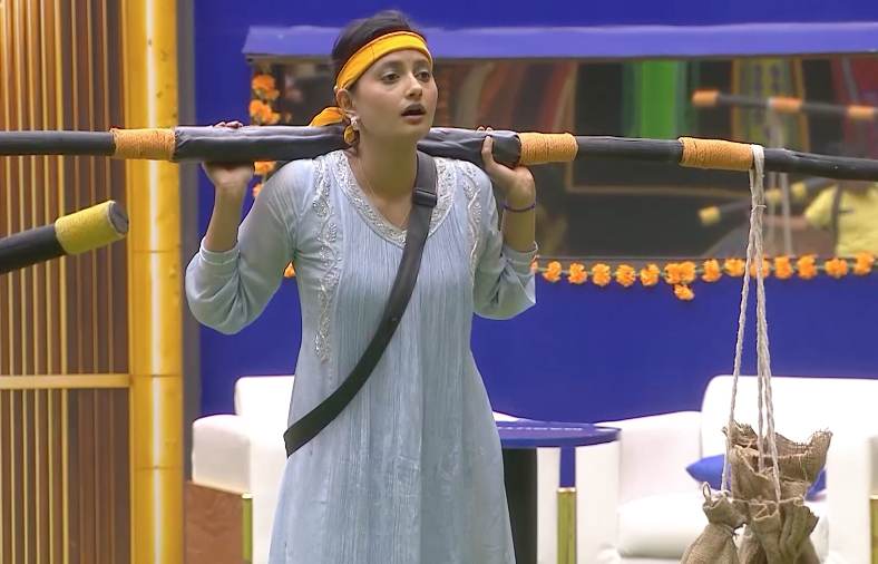 BBTeluguViews's tweet photo. #DebJani standing still being a girl.. and being the 1st person who started carrying weights 👌

#BiggBossTelugu10 https://t.co/vqgJlOf5n1
