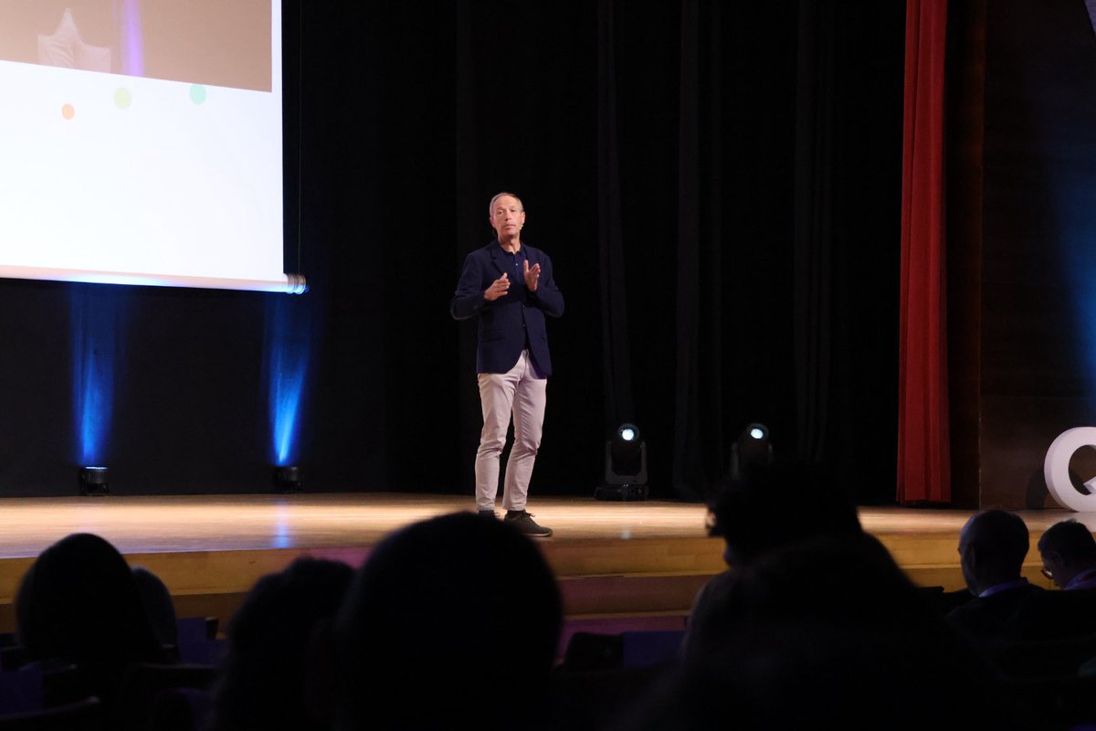 FECC_educacio's tweet photo. ✨ @f_torralba: “Educar és també educar l'esperança”. Durant la seva ponència, ha exposat que, en un món marcat per la incertesa, l'educació ha d'ajudar infants i joves a descobrir oportunitats, desenvolupar les seves potencialitats i construir un futur amb sentit.
#Quòrum26 #SomConstellacióEducativa