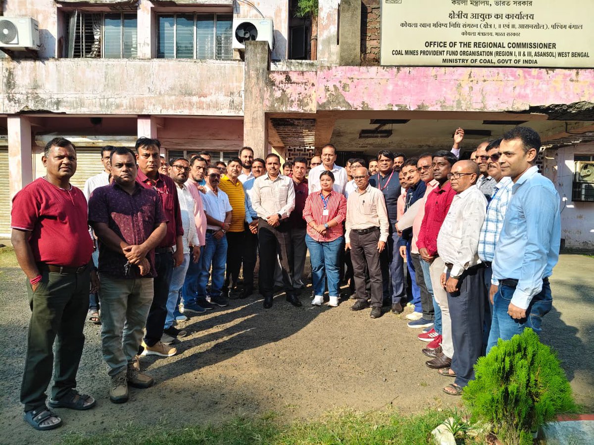 CMPFOIndia's tweet photo. कोयला खान भविष्य निधि संगठन (कोयला मंत्रालय) के आयुक्त डॉ. गोपाल सिंह का आसनसोल दौरा; समयबद्ध दावा निपटान तथा लगन व ईमानदारी से कार्य करने के दिए निर्देश
आसनसोल: भारत सरकार के कोयला मंत्रालय (Ministry of Coal) के अधीन कोयला खान भविष्य निधि संगठन के माननीय आयुक्त डॉ. गोपाल सिंह ने https://t.co/D2GGDDTT8W