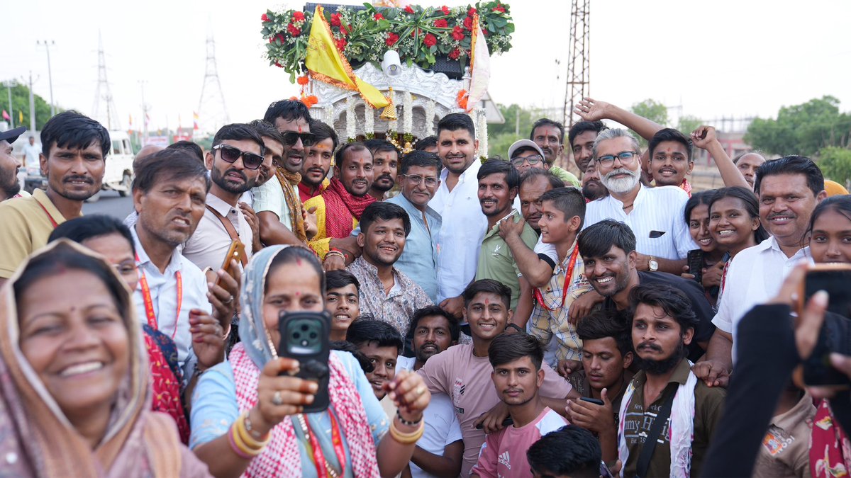 RavindraBhati__'s tweet photo. माजीसा युवा मंडल, बाड़मेर के सानिध्य में बाड़मेर से श्री जोगीदास धाम जा रहे पैदल यात्रा संघ के शिव पहुंचने पर माँ माजीसा के दर्शन कर सभी श्रद्धालुओं की सुखद एवं सकुशल यात्रा की मंगलकामना की।

माँ माजीसा की कृपा सभी यात्रियों पर बनी रहे तथा उनकी यह पावन पदयात्रा श्रद्धा, भक्ति और मंगलमय भावों के साथ सफलतापूर्वक सम्पन्न हो।

जय माँ माजीसा! 🚩