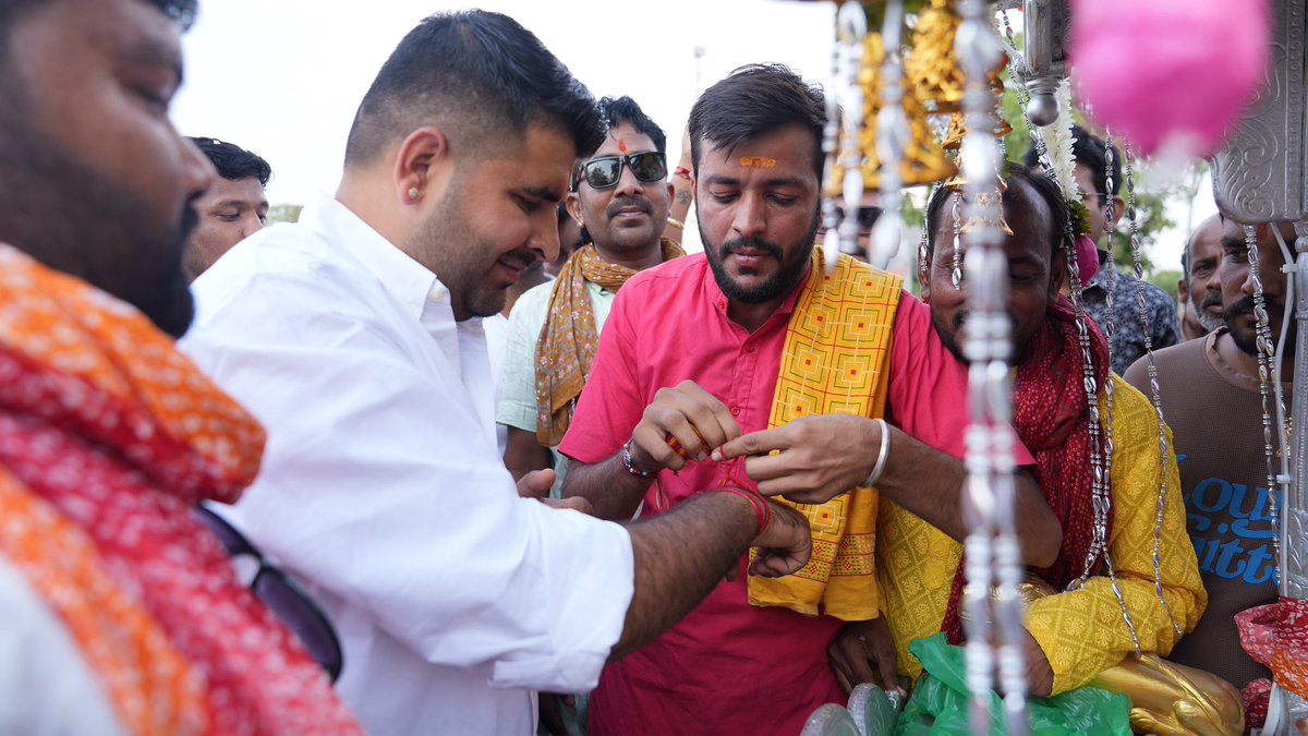 RavindraBhati__'s tweet photo. माजीसा युवा मंडल, बाड़मेर के सानिध्य में बाड़मेर से श्री जोगीदास धाम जा रहे पैदल यात्रा संघ के शिव पहुंचने पर माँ माजीसा के दर्शन कर सभी श्रद्धालुओं की सुखद एवं सकुशल यात्रा की मंगलकामना की।

माँ माजीसा की कृपा सभी यात्रियों पर बनी रहे तथा उनकी यह पावन पदयात्रा श्रद्धा, भक्ति और मंगलमय भावों के साथ सफलतापूर्वक सम्पन्न हो।

जय माँ माजीसा! 🚩
