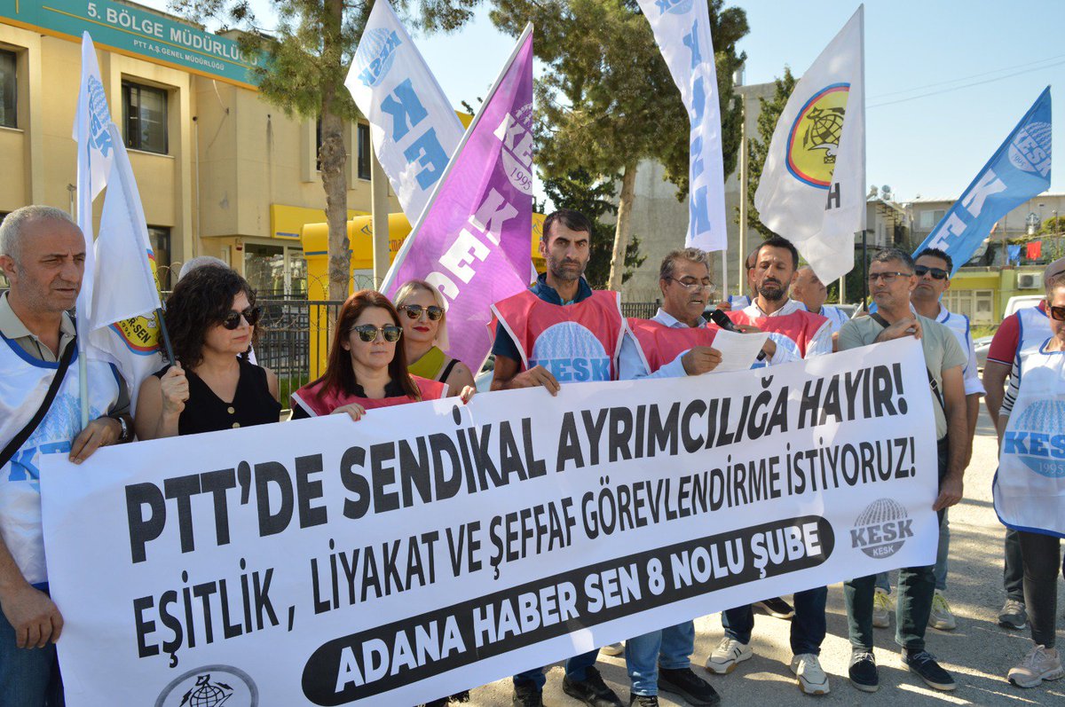 KESKHaberSen's tweet photo. PTT’DE SENDİKAL AYRIMCILIĞA HAYIR!

8 Nolu Şubemiz ADANA'da PTT Bölge Müdürlüğü önünde Basın Açıklaması;...

Personel görevlendirmelerinde eşitlik, liyakat ve şeffaflık istiyoruz!

MEVZUAT AÇIKTIR: SENDİKAL AYRIMCILIK YASAKTIR!

KESK Haber-Sen olarak en başından beri savunduğumuz ilke açıktır: Personel yerleştirme ve 
görevlendirmelerinde sendikal aidiyet değil; liyakat, hizmet gerekleri, objektif kriterler ve eşitlik esas alınmalıdır.

Çalışanların haklarını, sendikal özgürlükleri ve adil çalışma koşullarını savunmaya devam 
edeceğiz. Sendikal ayrımcılık iddialarının üzerinin örtülmesine ve emekçiler arasında ayrımcılığı besleyen uygulamaların normalleştirilmesine izin vermeyeceğiz.

Yaşasın Örgütlü Mücadelemiz 
Yaşasın KESK 
Yaşasın Haber-Sen