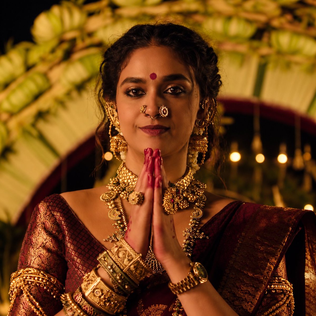 CineTrendX's tweet photo. #Akka 👑🔥 — #KeerthySuresh as BHAWANI ❤️‍🔥

QUEEN ENERGY. FEARLESS ATTITUDE. ABSOLUTE DOMINATION. 🥵👑

@KeerthyOfficial is ready to rule Pernuru! 🔥

#KeerthySuresh #AkkaOnNetflix #RadhikaApte #TanviAzmi #NetflixIndia #YRFEntertainment https://t.co/cwqbcOW5fG