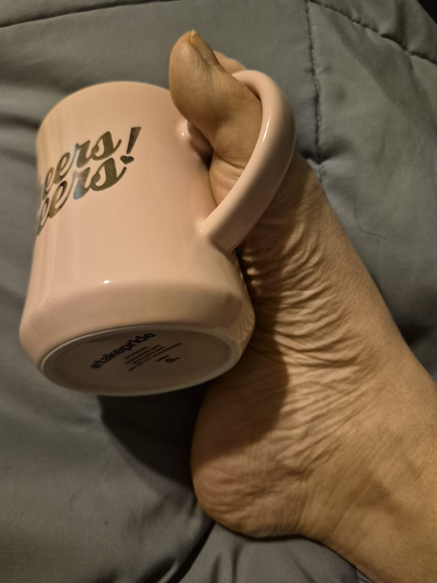 theeScarletFox's tweet photo. Coffee &amp; a pedicure are both on the agenda today. You'll find them both on my Throne. Get to it foot freaks! https://t.co/KyPvyYp4QN