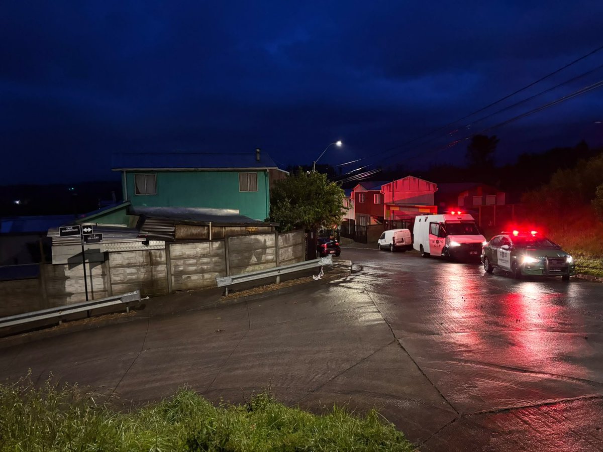 CarabBioBio's tweet photo. Carabineros de la 1ª Comisaría #Arauco mantiene un despliegue preventivo permanente en el sector del Mirador, afectado por el deslizamiento de tierra, con la finalidad de resguardar la seguridad de los vecinos y brindar una respuesta oportuna ante evetuales emergenciad https://t.co/O71f1GfQqa