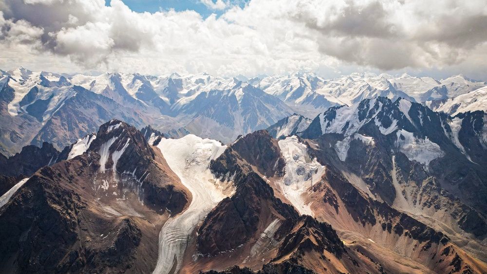 PIK_Climate's tweet photo. Central Asia is warming particularly fast, leading to 85% less glacier volume by 2100 &amp; water scarcity. First comprehensive climate impact assessment for all 5 countries. Book with 86 authors, coordinated by lead editor and PIK researcher Iulii Didovets.

https://t.co/hMI3caLZWr https://t.co/EPBZzAhrlh