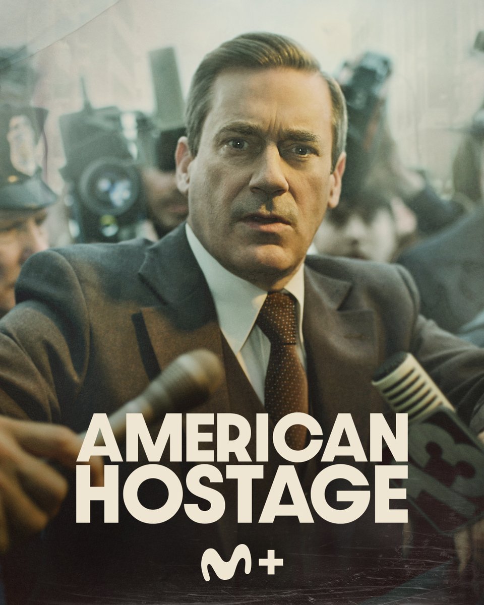 MovistarPlus's tweet photo. Años 70. Un secuestrador armado y una única condición: ser entrevistado en riguroso directo en un programa de radio. Jon Hamm protagoniza esta tensa historia real. #AmericanHostage se estrena el 5 de noviembre en Movistar Plus. https://t.co/g4hPeF6BrR