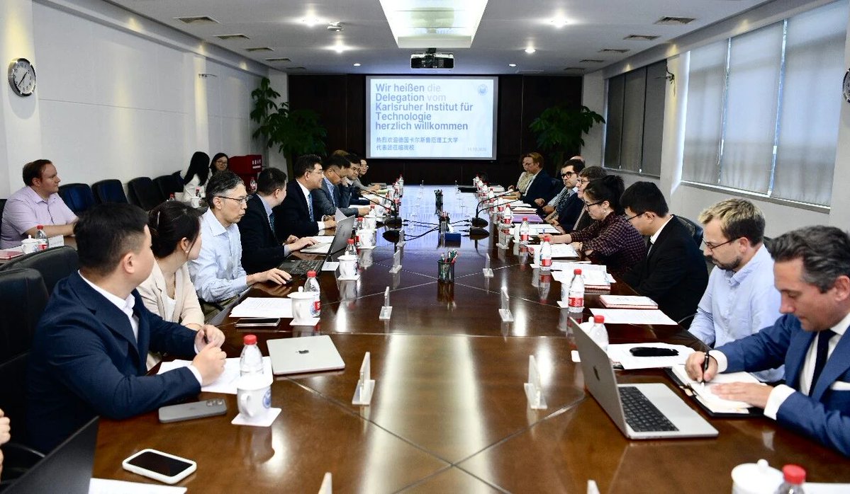 ChinaCG_Dus's tweet photo. Kürzlich wurden an der Tongji-Universität die Deutsche Wochen 2026 Chinesisch-Deutscher-Dialog in Wissenschaft und Kultur eröffnet. Vertreter aus Politik, Hochschulen und Unternehmen aus China und Deutschland kamen zusammen und unterzeichneten eine Absichtserklärung zur weiteren Zusammenarbeit. Mehr als 20 wissenschaftliche und kulturelle Veranstaltungen finden noch bis zum 7. November statt und vertiefen den Austausch zwischen China und Deutschland in den Bereichen Bildung, Forschung und Kultur. #ChinaGermany #ChinaDeutschland