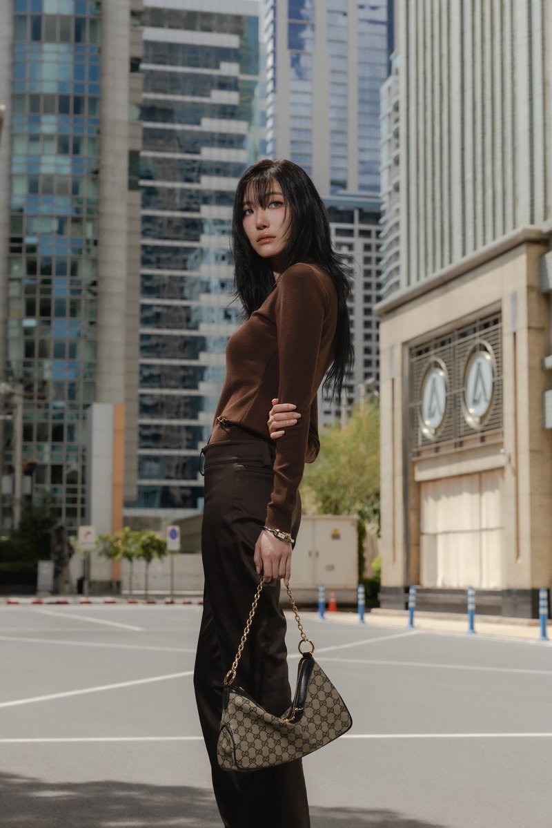 mintmag_th's tweet photo. สวยเริ่ด! นักแสดงสาว #จิงจิงยู สวมบทโมเดลสาวโชว์ลุคเริ่ด พร้อมอวดกระเป๋าใบใหม่ Gucci Starlet โดดเด่นด้วยลวดลายไอคอนิค GG monogram หรูหราด้วยฮาร์ดแวร์สัญลักษณ์ Horsebit และสายโซ่สีทอง 💚

#Gucci 
#jingjingyu 
#MintMagTH https://t.co/SbKt5IYaNj