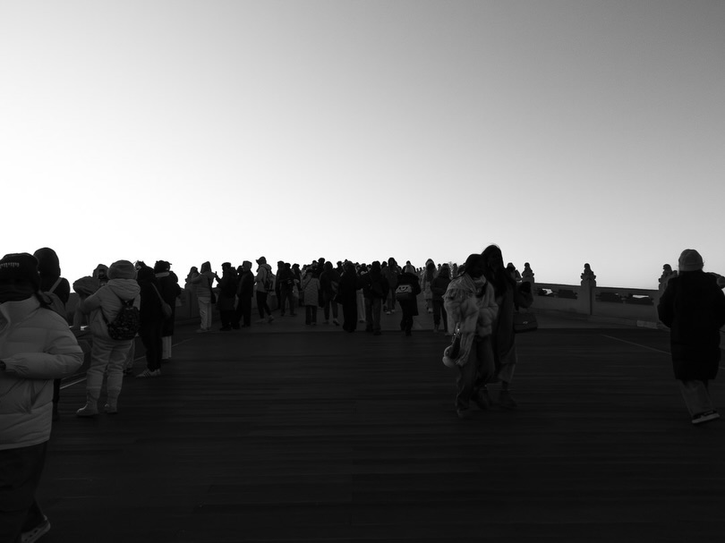 ChaconZan's tweet photo. Winter freezes the Summer Palace into ice, shadow, and stone. Against imperial geometry, people become fleeting silhouettes—small before the immensity of history. https://t.co/f2b4iDnemL