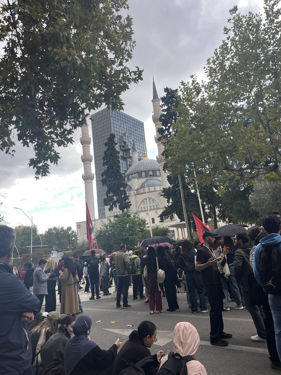 urfavuser19's tweet photo. Hajdeni te gjithe tek parlamenti!!! 
O sot o kurre ❤️ https://t.co/wEDuYZ7Yye