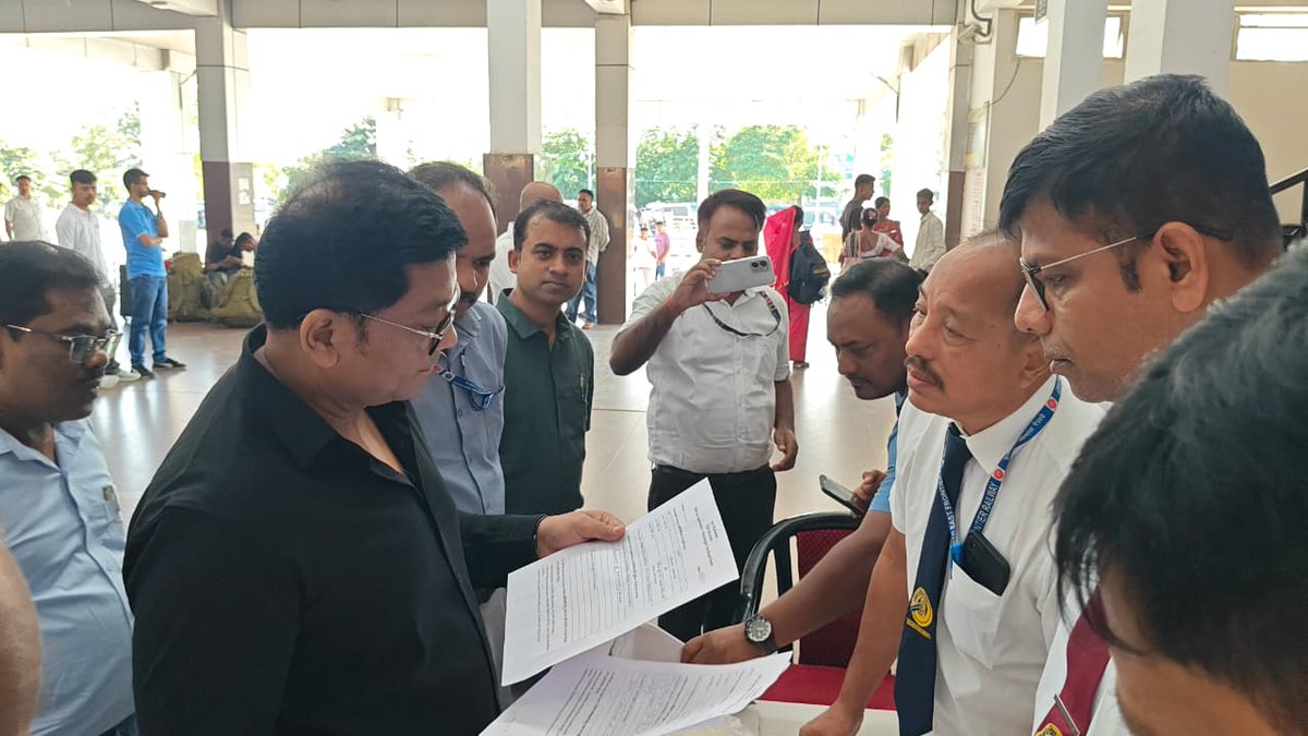 drm_tsk's tweet photo. 🚉 Towards Better Passenger Amenities!

Rail Jan Samvaad at Dibrugarh Railway Station focused on engaging with passengers and collecting their valuable feedback to support continuous improvement in railway services and facilities. @RailNf https://t.co/iBvHueu9xK