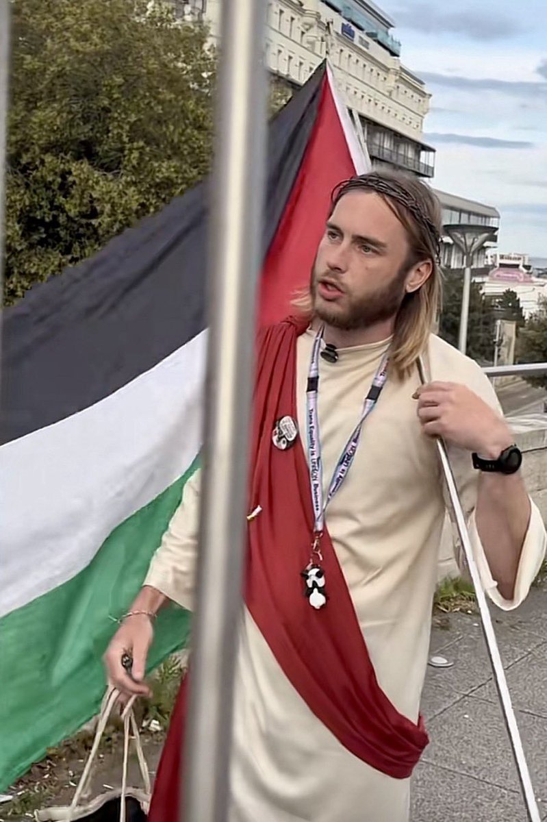 BritishIcex's tweet photo. Below is Sam Beckman who spat at and showed the finger to a statue of the murdered MP Sir David Amess. 

The pro-Palestinian lives in Westcliff-On-Sea in Essex, let's make him famous.

https://t.co/YVTXT5mDzV https://t.co/N6lTCLXwZT