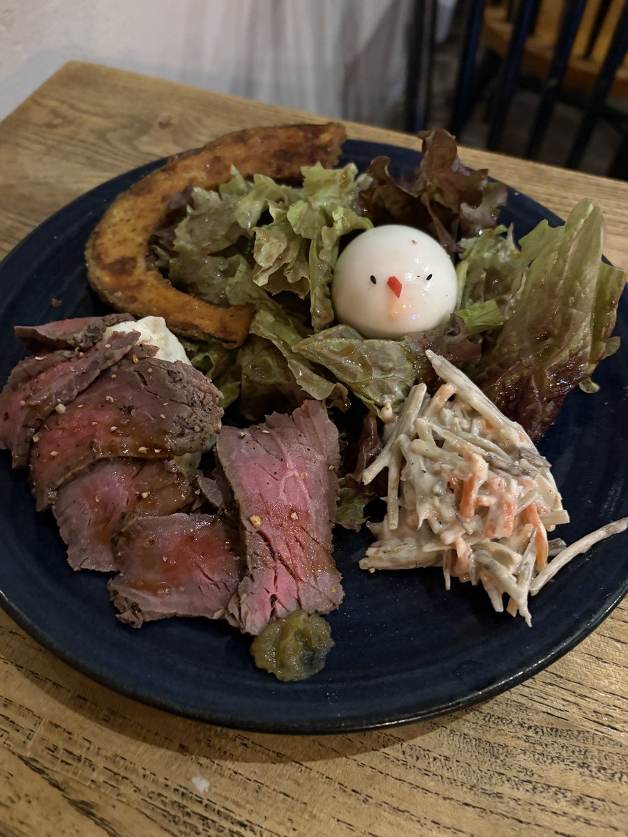hiyodori_mook's tweet photo. ローストビーフ🥩
ポテサラと柚子胡椒巻いて
初❗️文タマクラッシュ🥚⚡️

＠dot_kitchen https://t.co/TI99rQ7R7q