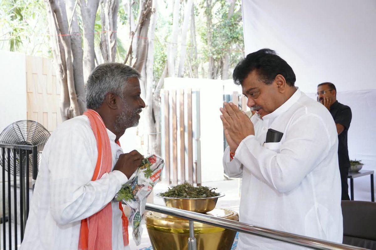 MBPatil's tweet photo. ಬನ್ನಿ ವಿನಿಮಯದ ಸಂಭ್ರಮ; ಜನರ ಪ್ರೀತಿ-ಅಭಿಮಾನಕ್ಕೆ ಹೃದಯಪೂರ್ವಕ ನಮನ!

ವಿಜಯದಶಮಿ ಹಬ್ಬದ ಅಂಗವಾಗಿ ಆಯೋಜಿಸಲಾಗಿದ್ದ ಬನ್ನಿಪತ್ರೆ ವಿನಿಮಯ ಕಾರ್ಯಕ್ರಮದಲ್ಲಿ ವಿಜಯಪುರ ಜಿಲ್ಲೆ ಹಾಗೂ ಬಬಲೇಶ್ವರ ಮತಕ್ಷೇತ್ರದ ಜನತೆ ಅತ್ಯಂತ ಉತ್ಸಾಹದಿಂದ ಭಾಗವಹಿಸಿದ್ದರು. 

ಅಭಿಮಾನದಿಂದ ಬನ್ನಿ ಹಂಚಿಕೊಂಡು ಶುಭ ಹಾರೈಸಿದ ಪ್ರತಿಯೊಬ್ಬರಿಗೂ ನನ್ನ ಹೃತ್ಪೂರ್ವಕ ಧನ್ಯವಾದಗಳು ಹಾಗೂ ವಿಜಯದಶಮಿಯ ಶುಭಾಶಯಗಳು.
ನನ್ನ ಕುಟುಂಬದ ಸದಸ್ಯರೂ ಪಾಲ್ಗೊಂಡು, ಆಗಮಿಸಿದ ಜನರೊಂದಿಗೆ ಆತ್ಮೀಯವಾಗಿ ಬೆರೆತು, ಕುಶಲೋಪರಿ ವಿಚಾರಿಸಿ ಹಬ್ಬದ ಆನಂದವನ್ನು ಹಂಚಿಕೊಂಡರು. 

ಬನ್ನಿ ಬಂಗಾರವಾಗಲಿ, ಎಲ್ಲರ ಬದುಕಿನಲ್ಲಿ ಸುಖ, ಶಾಂತಿ, ಸಮೃದ್ಧಿ ನೆಲೆಸಲಿ!

#ಬನ್ನಿವಿನಿಮಯ   #ವಿಜಯದಶಮಿ