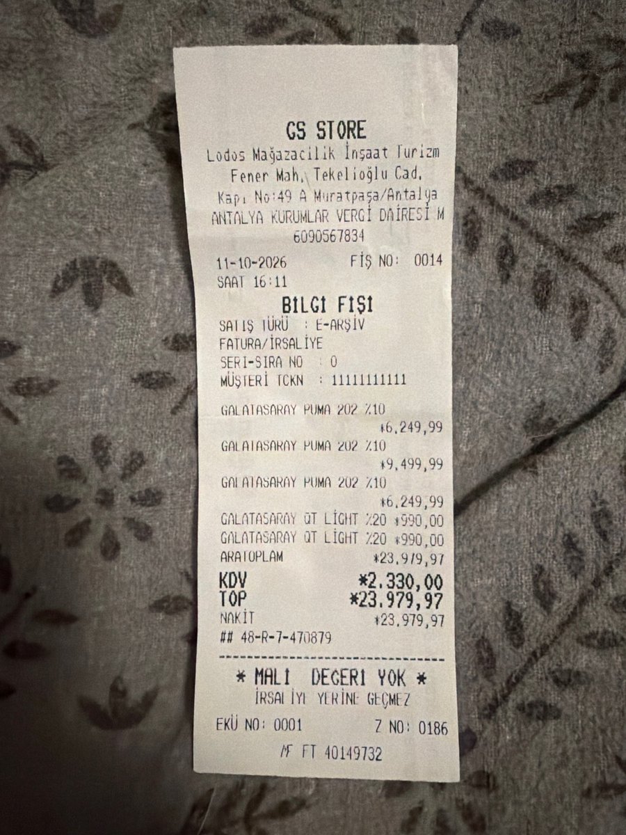 5berk7's tweet photo. Antalya Güzeloba @GSStore 'dan 24bin TL'lik aldığım match formayı 1 kez giydim, yaka ve göğüste kaçık oluştu.
Fişimle gitmeme rağmen "fiş yok" yazıldı. Merkeze attığım e-posta da reddedildi!
Bu ayıplı ürün ve yaklaşım yakışmıyor. @GalatasaraySK @ticaret 
#GSStore #Galatasaray https://t.co/aXfPHwxozj