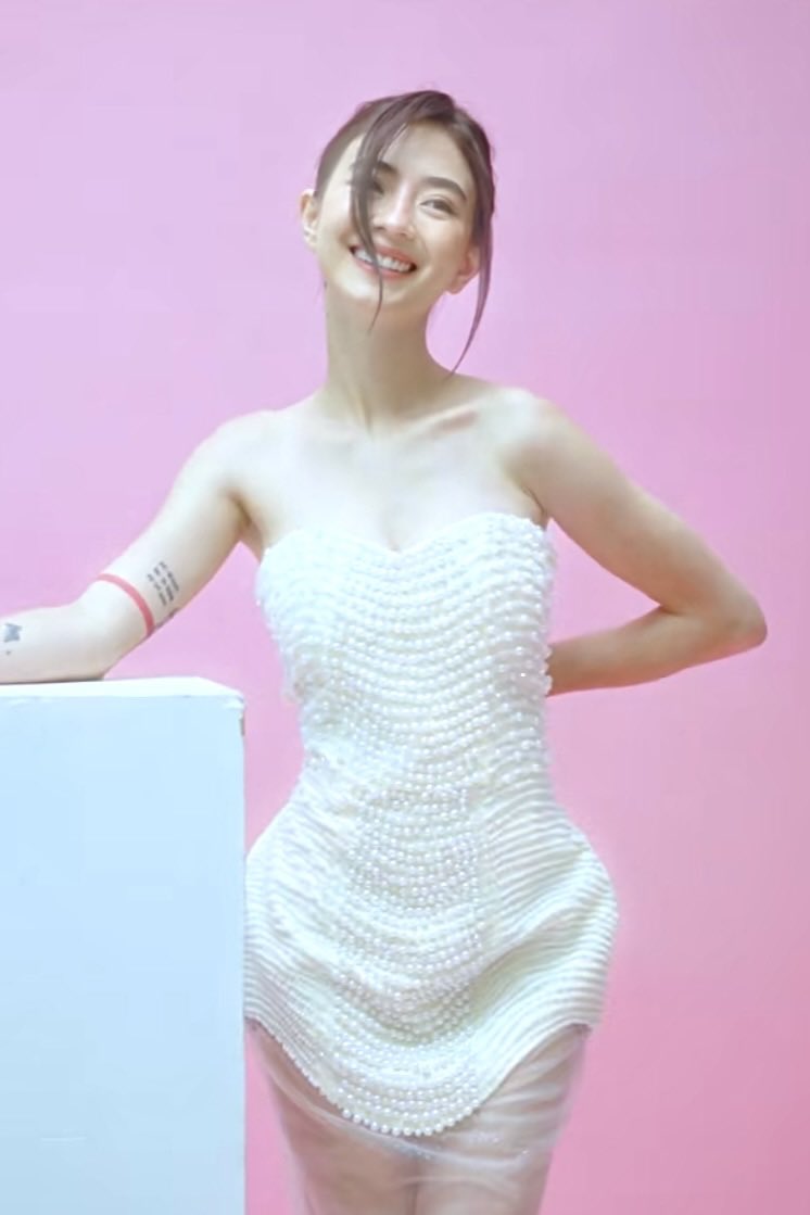 _carrieluv's tweet photo. her in white mini dress 🤍

#FyangSmith | @imsofiasmith https://t.co/fs8DiINf68