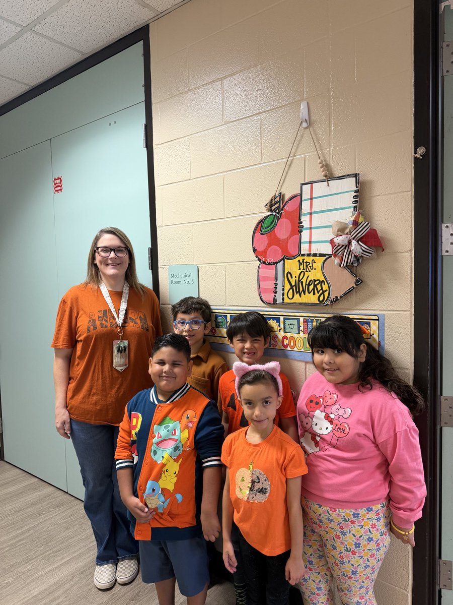 HumbleISD_WPE's tweet photo. π§‘ Unity Day at Whispering Pines! π§‘
WPE celebrated Unity Day by signing our No Place for Hate banner, making a promise to stand together against bullying, show kindness, include others, and help make our school a safe and welcoming place for everyone
#UnityDay #WPE #PandaProud https://t.co/y12hiiCEFg