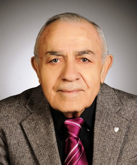 TGCTr's tweet photo. TGC: Kemal Şener’in ailesine ve basın topluluğumuza baş sağlığı diliyoruz
 
İSTANBUL-Türkiye Gazeteciler Cemiyeti üyesi, Sürekli Basın Kartı sahibi gazeteci Kemal Şener vefat etti.
 
Türkiye Gazeteciler Cemiyeti Yönetim Kurulu Kemal Şener’in vefatının ardından baş sağlığı mesajı yayınladı. Mesajda şu görüşlere yer verildi;
“Meslektaşımız Kemal Şener’i kaybettik. Gazetecilik mesleğine uzun yıllar başarıyla hizmet eden meslektaşımızı hiç unutmayacağız. Kemal Şener’in ailesine, yakınlarına ve basın topluluğumuza başsağlığı diliyoruz.”
 
Cenazesi 27 Ekim 2026 Salı günü saat 11.00’de Almanya’da Hessen eyaletinin Neu Isenburg Kasabası’nda Waldfriedhof Mezarlığı’nda toprağa verilecek.

KEMAL ŞENER KİMDİR?
1935 yılında Kahramanmaraş’da doğdu. Mesleğe 1956 yılında Türk Basın Ajansı’nda muhabir olarak başladı. Yeni İstanbul, Yeni Gazete ile Tercüman, AA ve Günaydın'ın Avrupa baskılarında görev yaptı. Hürriyet Gazetesi’nde Haber Müdürlüğü ve Yazı İşleri Müdürlüğü görevlerini üstlendi. 1994-2024 yılları arasında Almanya’da Hessen Toplum Gazetesi’nde köşe yazarlığı yaptı. 2007 Burhan Felek Basın Hizmet Ödülleri Takdir Belgesi sahibi.  "Gurbet Şairleri Antolojisi" adlı kitabı yayımlandı. Almanca ve İngilizce biliyor. Evli ve üç çocuğu var. Sürekli Basın Kartı taşıyor.