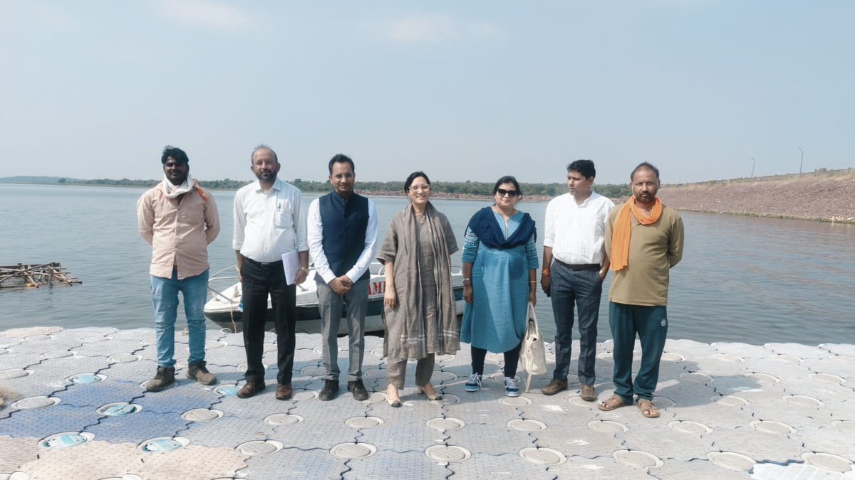 FisheriesGoI's tweet photo. Smt. Gunjan Krishna, Joint Secretary, Department of Fisheries, Government of India, visited Halali Dam in Raisen district, Madhya Pradesh, to review fisheries development activities and interact with fishers and representatives of the cooperative society.

More than 300 cages have been installed at Halali Dam under the Pradhan Mantri Matsya Sampada Yojana (PMMSY), promoting cage-based fish farming and increasing fish production.

The Joint Secretary also visited the post-harvest facilities at Halali Dam, where Indian Major Carps (IMCs) and other fish varieties are handled and supplied to various parts of the country in refrigerated vans. These facilities support efficient fish transportation and market linkages.
