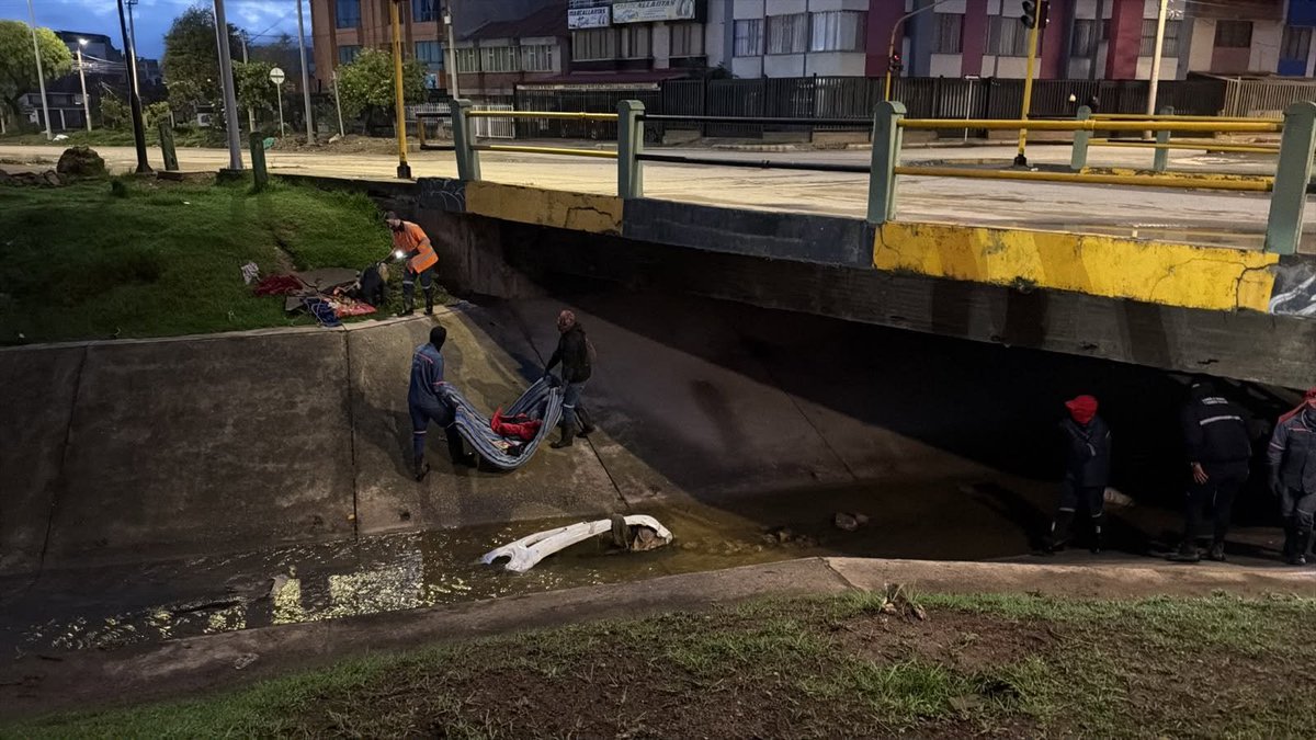CaracolRadioTun's tweet photo. Autoridades en #Sogamoso, realizan una nueva jornada de limpieza en el río Monquirá para retirar basuras, residuos y elementos usados en alojamientos temporales, con apoyo de la Policía, Coservicios y Gestores de Convivencia. https://t.co/JNxDebYmL1