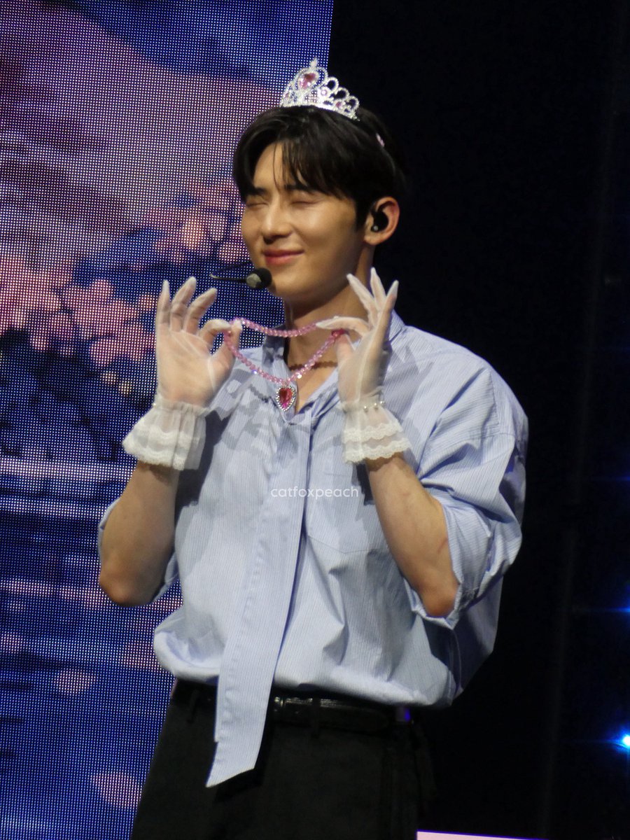 catfoxpeach's tweet photo. 102226 Hwang Minhyun 황민현 
“Peach Blossom" 
Fan Meeting in Japan 🧡 

Photo Time 📸

#HWANGMINHYUN #황민현 
#ファンミニョン https://t.co/rCMRAef0b4