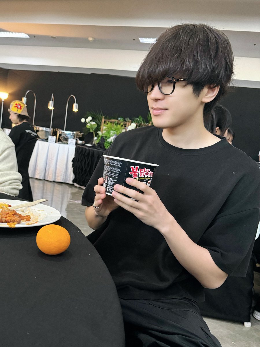 cheolhanglazer's tweet photo. wonwoo and his love for buldak https://t.co/koGeQYBjPz