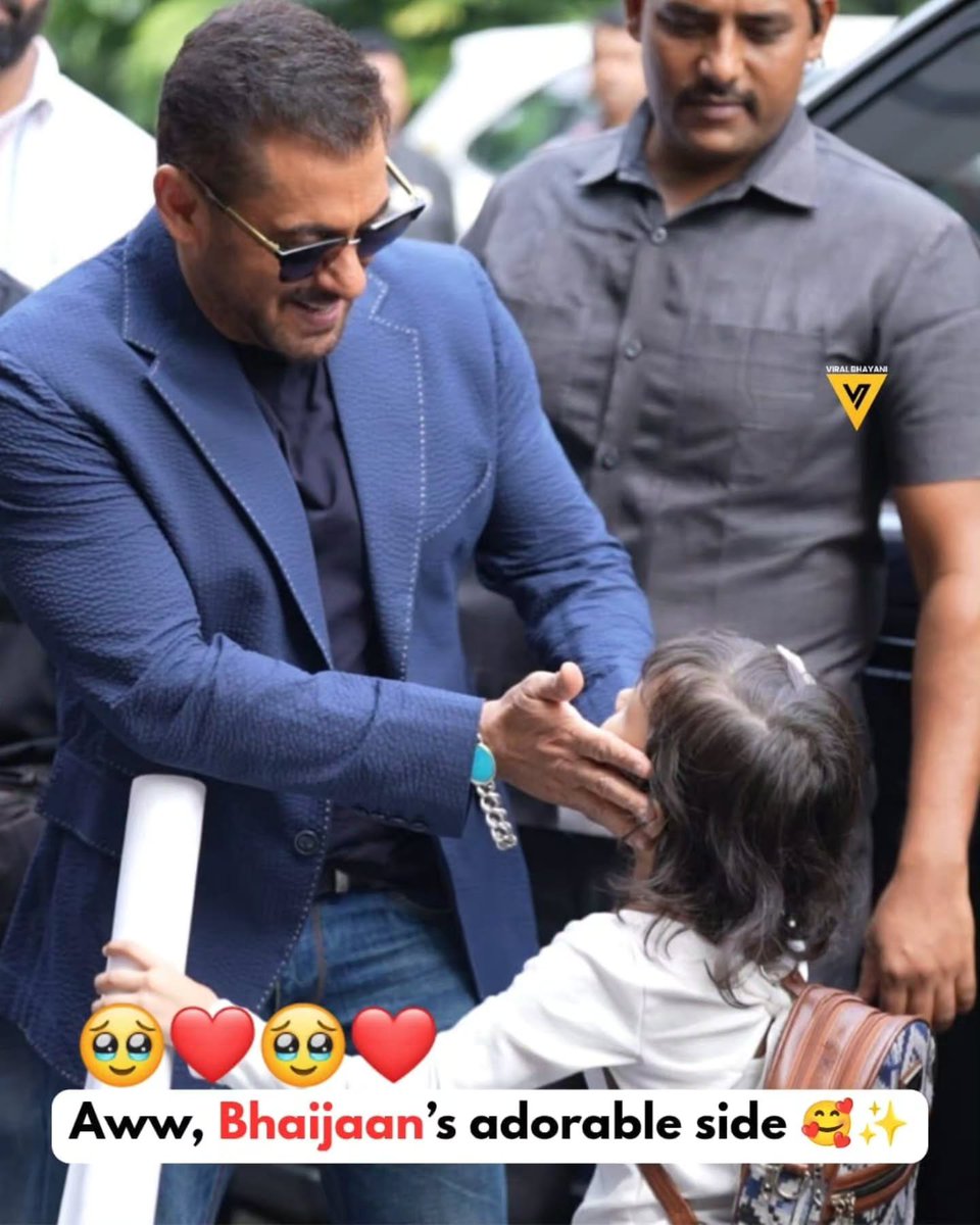 ayaanpanda1's tweet photo. A Wholesome Bhaijaan Moment We Can Watch On Repeat!🤌🥰✨

Some Clowns Say That #SalmanKhan Ruins The Many Artists Careers But No One Talks About This Other Side Of Him 😭

Har Kisi Ke Paas Bhaijaan Jaisa Dil Nahi 😭 https://t.co/5vny8KyO85
