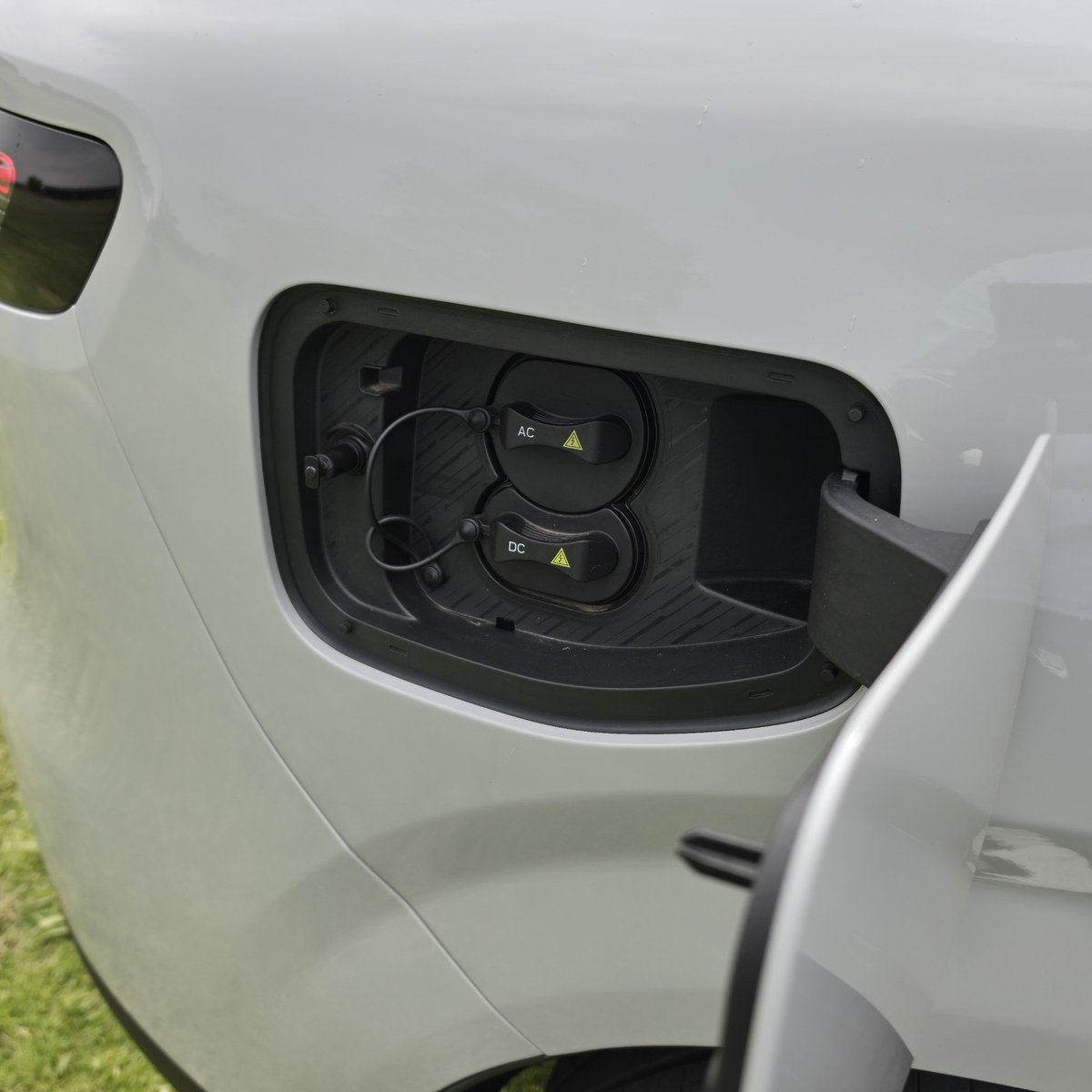 PapiMabele's tweet photo. The rear of this Leapmotor B10 REEV  reminds me of the Porsche Macan and Cayenne so much 🤭

That doesn't take away that the B10 is a great car. Pricing starts from R499 900. It has a 1.5l petrol engine (158kW/240Nm) which powers the rear mounted electric motor. Its loaded with tech, is super comfortable and smooth on a straight line.