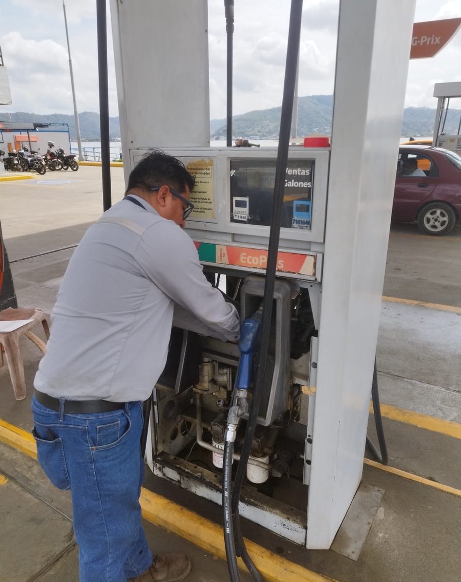 ARCH_Ec's tweet photo. ✅ #ARCHControla 

En #Jama, #SanVicente y #Sucre en la provincia de #Manabí, fiscalizamos centros de distribución de combustibles para el sector pesquero artesanal y automotriz, así como depósitos de gas doméstico.

¡Presentes en territorio por el sector hidrocarburífero! 🇪🇨 https://t.co/iQJZ2H8bTB