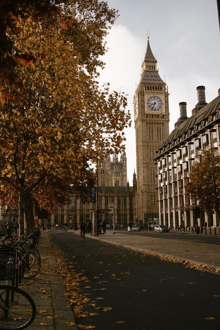 echoesofworld's tweet photo. autumn in london https://t.co/2dvUE7dMkm