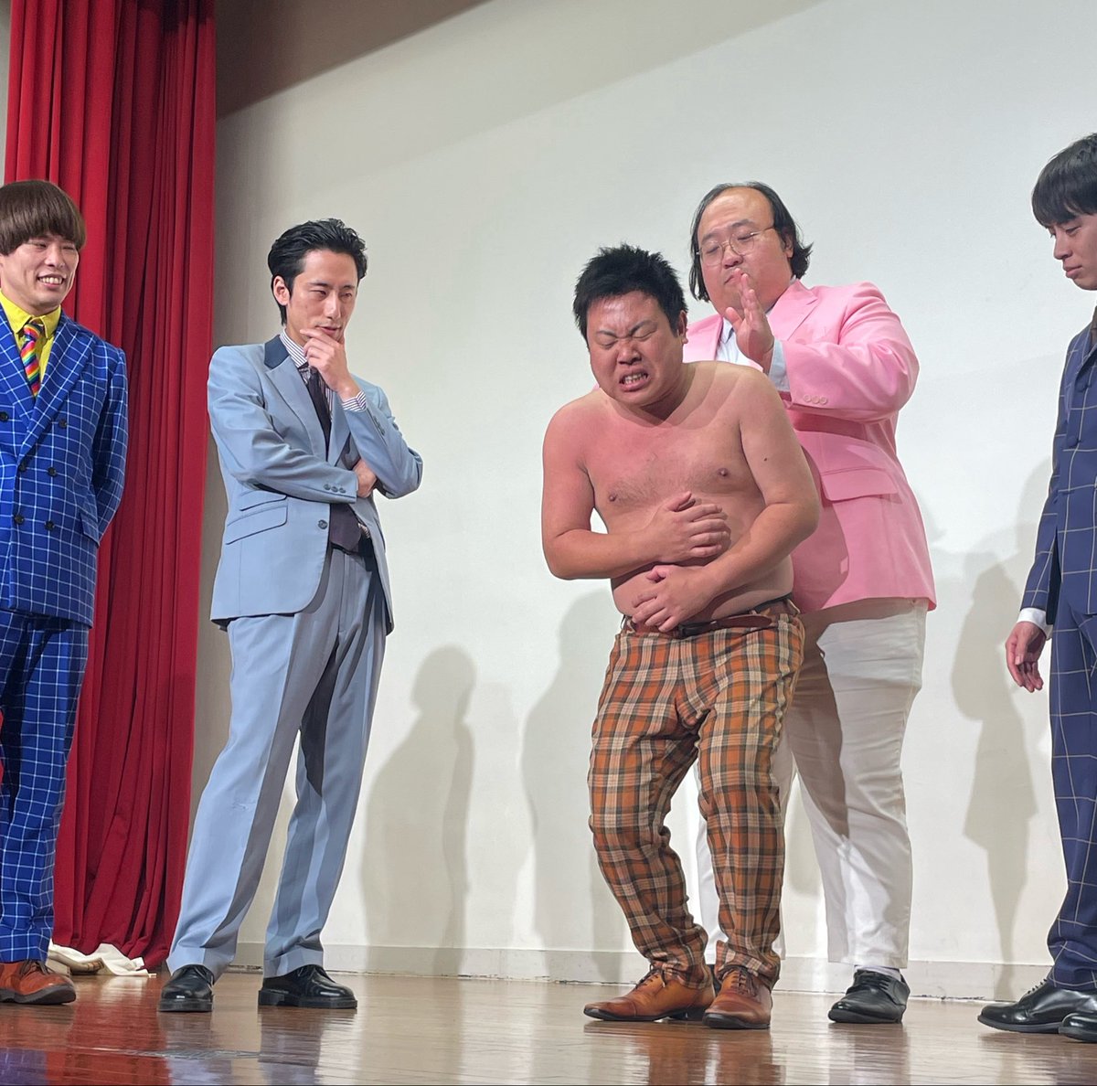 willow1109's tweet photo. 相方が上裸になって叩かれてアゲハ蝶を奏でられてるにしてはなんの感情も籠ってなさすぎる眼差し https://t.co/mCe48g5Nt3