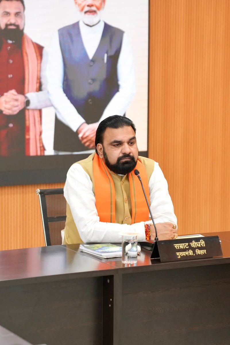 IPRDBihar's tweet photo. माननीय मुख्यमंत्री श्री सम्राट चौधरी जी ने आज लोक सेवक आवास स्थित 'संकल्प' सभागार में उच्च शिक्षा विभाग की समीक्षा बैठक की।

माननीय मुख्यमंत्री जी ने कहा कि राज्य में 2,996 विद्यालयों के नए भवनों तथा उनमें 16,440 कक्षाओं का निर्माण किया जाएगा। साथ ही, 211 नवस्थापित डिग्री महाविद्यालयों के स्थायी कैंपस के डिजाइन प्लान एवं भूमि की उपलब्धता को लेकर अधिकारियों से विस्तृत जानकारी ली।

माननीय मुख्यमंत्री जी ने कहा कि नए डिग्री महाविद्यालयों में आधुनिक शैक्षणिक सुविधाओं के साथ छात्रावास की सुविधाएं भी उपलब्ध कराई जाएंगी।

#samratChoudhary
#CMsamrat