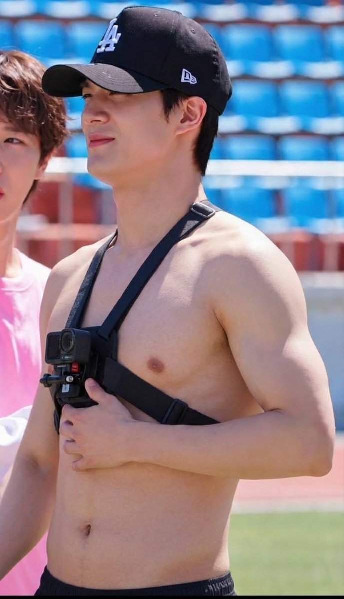 mmingyunism's tweet photo. his body is truly an example of a true alpha, i don't know how many people have orgasmed because of j3no's body https://t.co/t7lGaxAblt