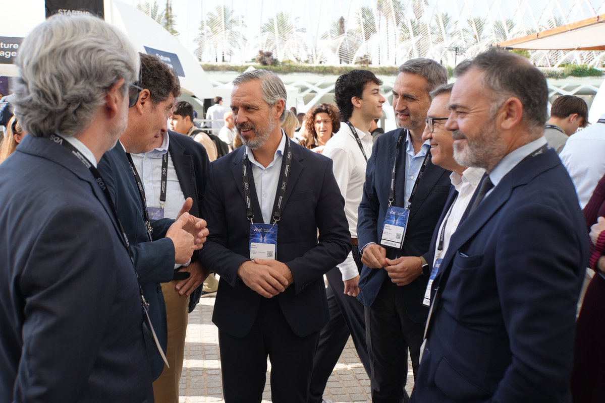 ppcv's tweet photo. El vicesecretario general de economía del Partido Popular, Juan Bravo, ha visitado Valencia para abordar los principales problemas que afectan a los valencianos y al conjunto de los españoles y dar soluciones reales. https://t.co/9wwJmGdV1a