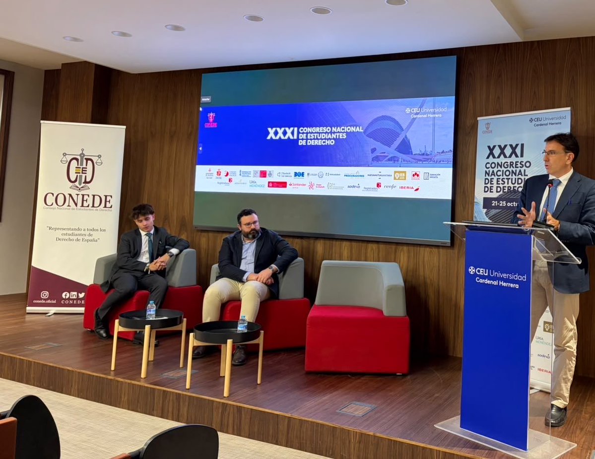 ColNotVal's tweet photo. El Notariado de la CV ha participado hoy en el XXXI Congreso Nacional de Estudiantes de Derecho @CONEDE de la @uchceu , para trasladar a los alumnos en qué consiste la profesión de notario y animarles a opositar como salida profesional: 

👥 Los notarios Jaime Cuesta López (Sueca) y Pablo Urbano Martínez (Segorbe) han explicado a los estudiantes el asesoramiento que realiza el notario a la población, entre otras materias, en la prevención de los conflictos sucesorios. 

⚖️ El delegado de Valencia de la Academia de Opositores del @ColNotVal y notario de Villar del Arzobispo, Manuel Zamora Barrientos, ha intervenido en la mesa de debate del congreso, dedicada a las salidas profesionales, trasladando a los alumnos en qué consiste la oposición nacional a notario y cómo la academia puede acompañarles y formarles en este proceso para lograr su objetivo de ejercer como notario, una profesión muy gratificante, que ayuda en momentos importantes y está cerca del ciudadano cuando más lo necesita.  

👥 Manuel Zamora ha estado acompañado en mesa por: 

📌 Bruno Moliner Carda, presidente  del Comité Organizador del Congreso @CONEDE del @uchceu  (moderador). 

📌 Begoña Mollá Sanchis, decana del @ProcuraColegio 

📌 Gemma Serra Ballester, secretaria de la Junta Directiva del @RegistradoresCV 

➕INFO Academia de Opositores del @ColNotVal 👇🏻
https://t.co/h6yVB6jk1X