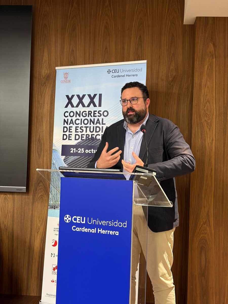 ColNotVal's tweet photo. El Notariado de la CV ha participado hoy en el XXXI Congreso Nacional de Estudiantes de Derecho @CONEDE de la @uchceu , para trasladar a los alumnos en qué consiste la profesión de notario y animarles a opositar como salida profesional: 

👥 Los notarios Jaime Cuesta López (Sueca) y Pablo Urbano Martínez (Segorbe) han explicado a los estudiantes el asesoramiento que realiza el notario a la población, entre otras materias, en la prevención de los conflictos sucesorios. 

⚖️ El delegado de Valencia de la Academia de Opositores del @ColNotVal y notario de Villar del Arzobispo, Manuel Zamora Barrientos, ha intervenido en la mesa de debate del congreso, dedicada a las salidas profesionales, trasladando a los alumnos en qué consiste la oposición nacional a notario y cómo la academia puede acompañarles y formarles en este proceso para lograr su objetivo de ejercer como notario, una profesión muy gratificante, que ayuda en momentos importantes y está cerca del ciudadano cuando más lo necesita.  

👥 Manuel Zamora ha estado acompañado en mesa por: 

📌 Bruno Moliner Carda, presidente  del Comité Organizador del Congreso @CONEDE del @uchceu  (moderador). 

📌 Begoña Mollá Sanchis, decana del @ProcuraColegio 

📌 Gemma Serra Ballester, secretaria de la Junta Directiva del @RegistradoresCV 

➕INFO Academia de Opositores del @ColNotVal 👇🏻
https://t.co/h6yVB6jk1X