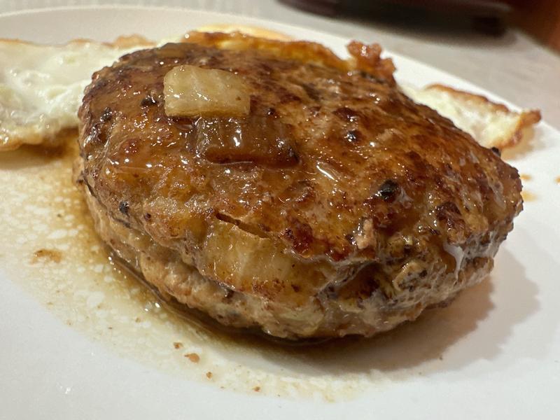 west_red_wk's tweet photo. 焦げたハンバーグに塩を少しだけ加えたら、旨みが引き立って勺が止まらない！この意外な調整、本当にハマる～ https://t.co/9cXtcIfUlW
