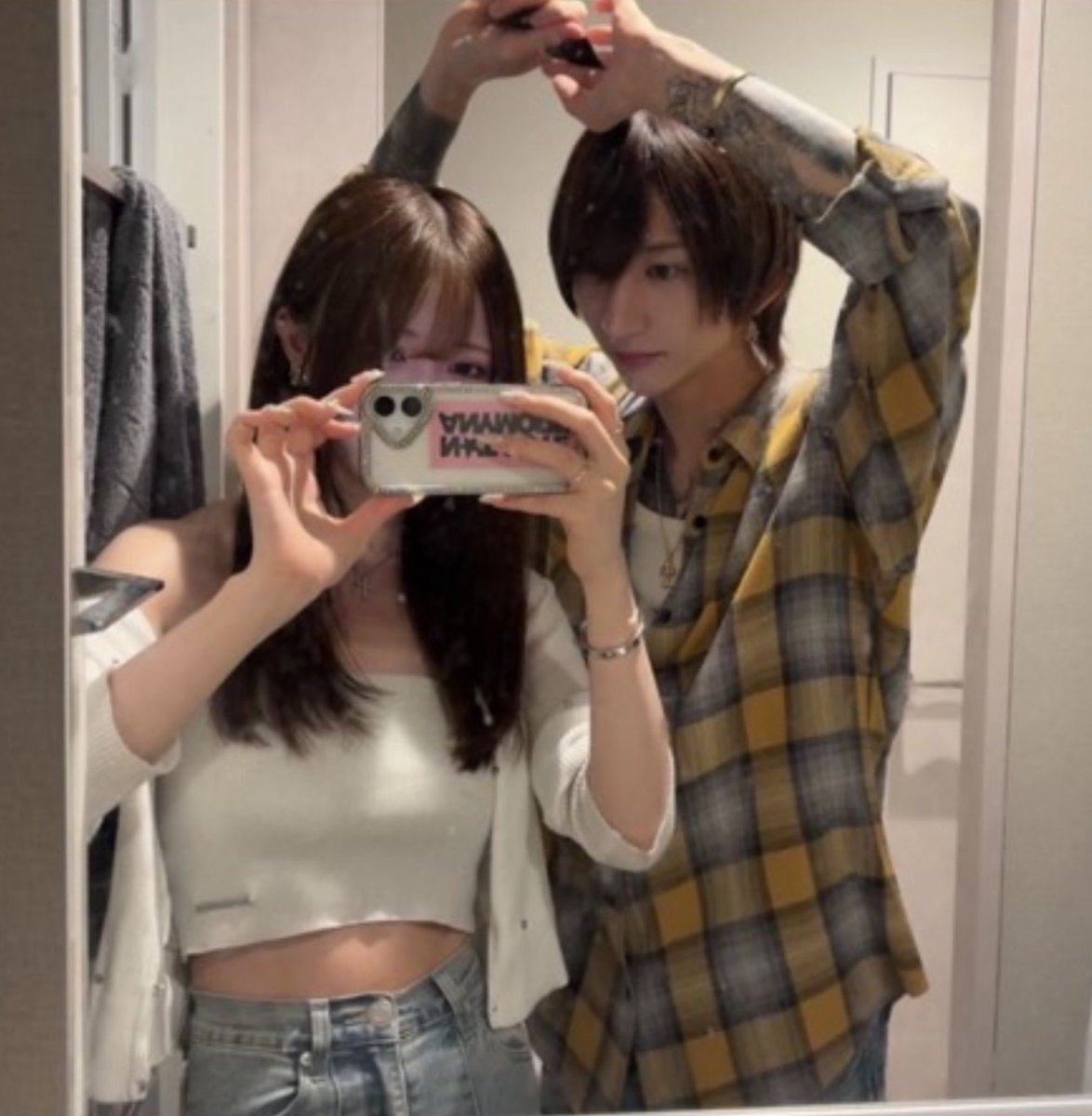 ori_newsroom2's tweet photo. 【エルコレ】

クラブLeo 平良怜音
華灯　真白ゆき

説明
・お家でツーショットを撮り、友達に送り付けたところ折原に転送される。
・交際おめでとうございます。 https://t.co/PwVv9oNkGk