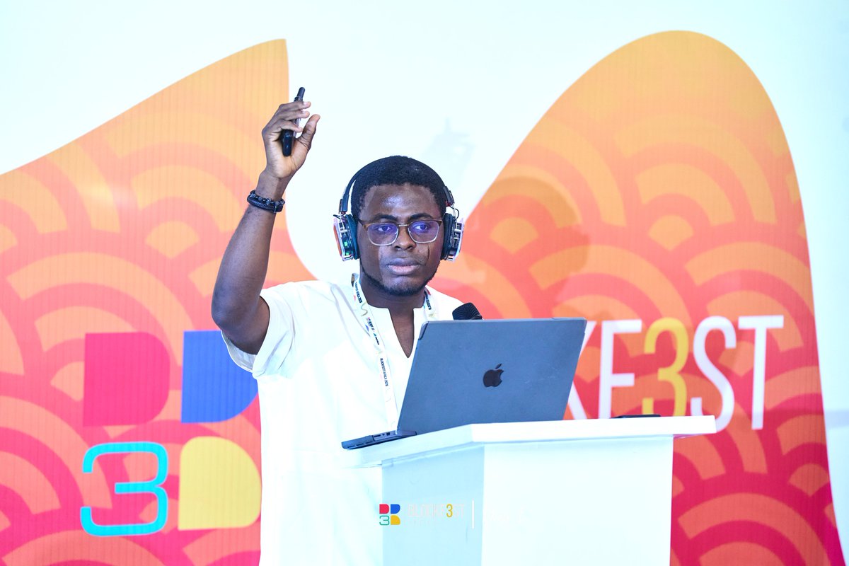 blockfestafrica's tweet photo. 𝐓𝐄𝐂𝐇𝐍𝐈𝐂𝐀𝐋 𝐖𝐎𝐑𝐊𝐒𝐇𝐎𝐏 𝐇𝐈𝐆𝐇𝐋𝐈𝐆𝐇𝐓𝐒 

A few moments from Sodiq Akinjobi’s workshop session.

#BlockfestAfrica #BlockfestAfrica2026 #TheNewTradeRoute https://t.co/UiRrrjMbjE