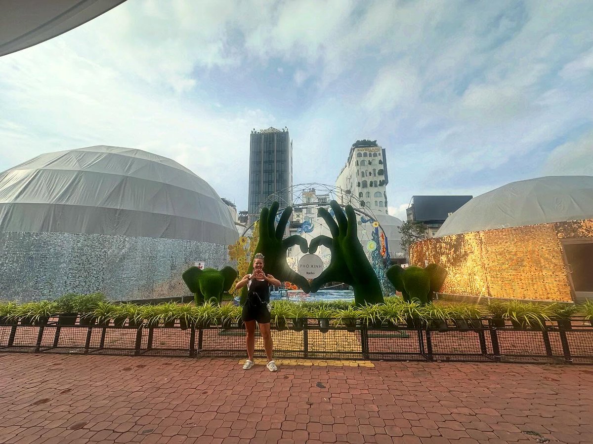 brendithaxD's tweet photo. Walking through the city, it’s easy to get lost among the endless buildings, shops, and malls. https://t.co/3yCOg7YEJ5
