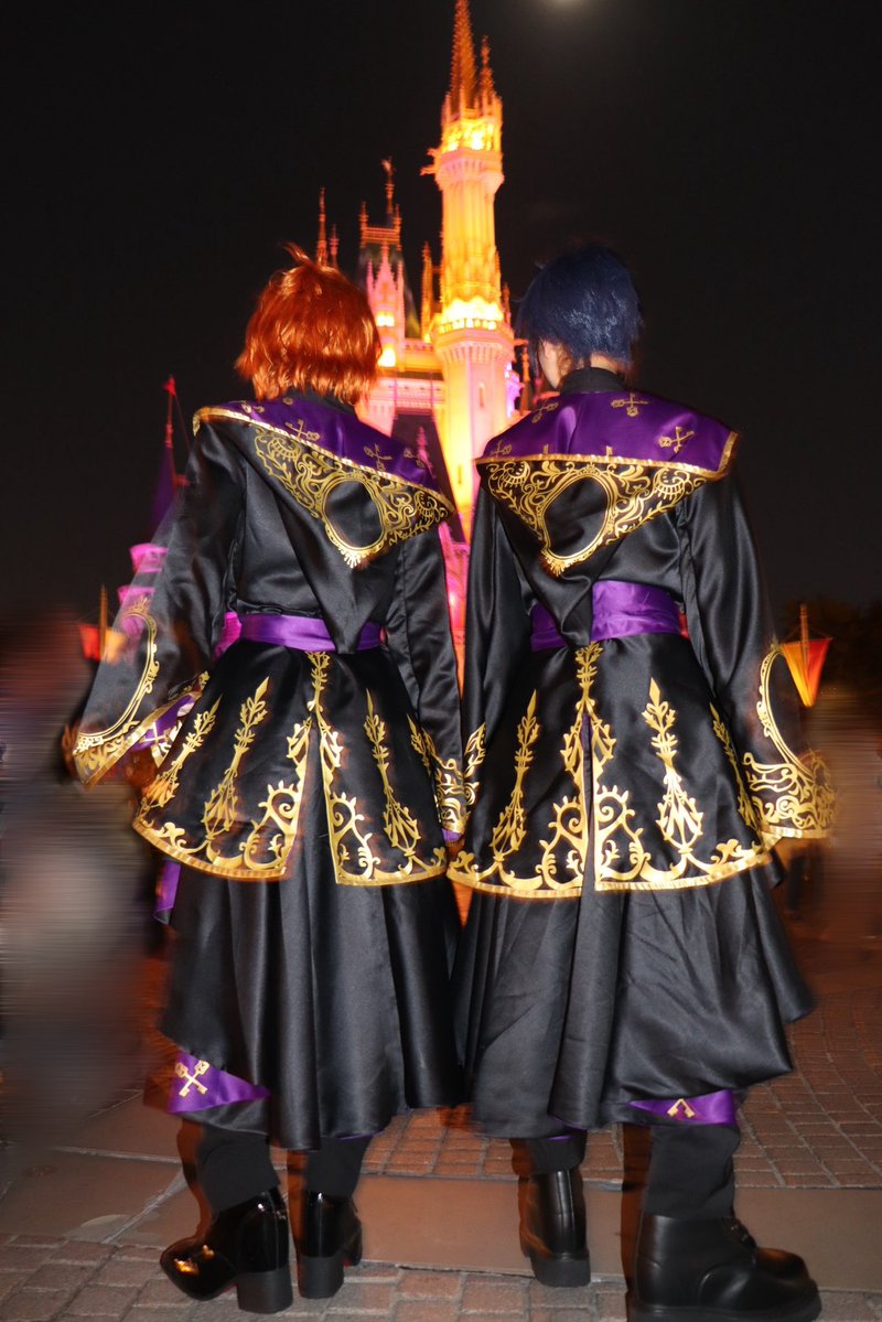 ace_0802_'s tweet photo. 超超超超超暴風の中
@Ra__Ruta11 と@IXq1BnbBXjZC4ln の
お写真のお手伝いさせて頂きました^ ^
美味しいご飯も食べれて乗り物乗れて
ナイトメアグッズをたくさん身につけ　
幸せなインパでした⸜  ෆ  ⸝‍
2人ともかっこよかったよー！

#Dハロ仮装2026
#Dハロツイステ https://t.co/wUWnWrZbiG