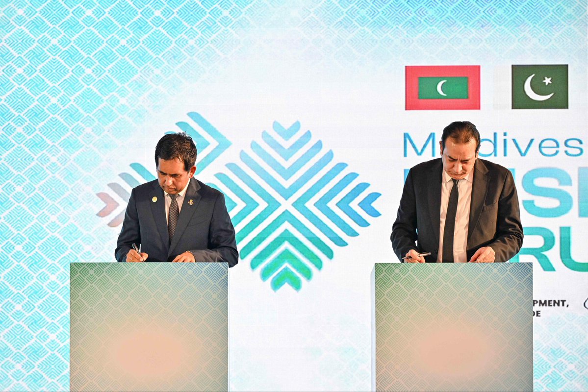 em_saeed's tweet photo. The Maldives - Pakistan Business Forum concluded with more than 500 participants, united by a shared commitment to expanding bilateral trade in the years ahead.

This was the 11th international business forum held since President Dr Mohamed Muizzu took office on 17 November 2023. Today, the President announced his intention to establish direct Maldivian flights between Malé and Karachi, a promising step towards connecting the Maldives with Pakistan’s 250 million people and welcoming more Pakistani visitors to our shores.

A Memorandum of Understanding was also signed between the Ministry of Economic Development, Transport and Trade and Federal Pakistan Chamber of Commerce and Industry to strengthen bilateral business engagement and create more opportunities for interaction between our business communities.

The forum was honoured by the attendance of President Dr.@MMuizzu and Prime Minister @CMShehbaz - PM, reflecting the importance both countries place on strengthening economic ties.