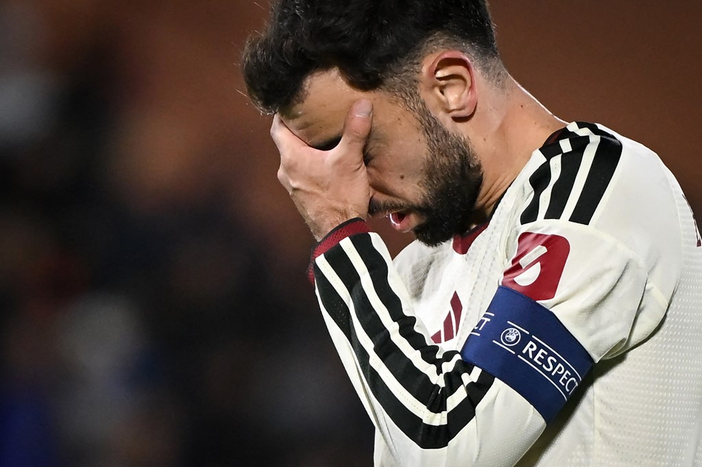 MUnitedFR's tweet photo. La maison de Bruno Fernandes a été cambriolée, pendant le match d'hier soir, par trois malfaiteurs masqués, qui ont emporté des bijoux et d’autres objets de grande valeur.

Selon la police, un voisin a donné l'alerte après avoir aperçu trois hommes dans le jardin de la propriété.

(@TheSun)