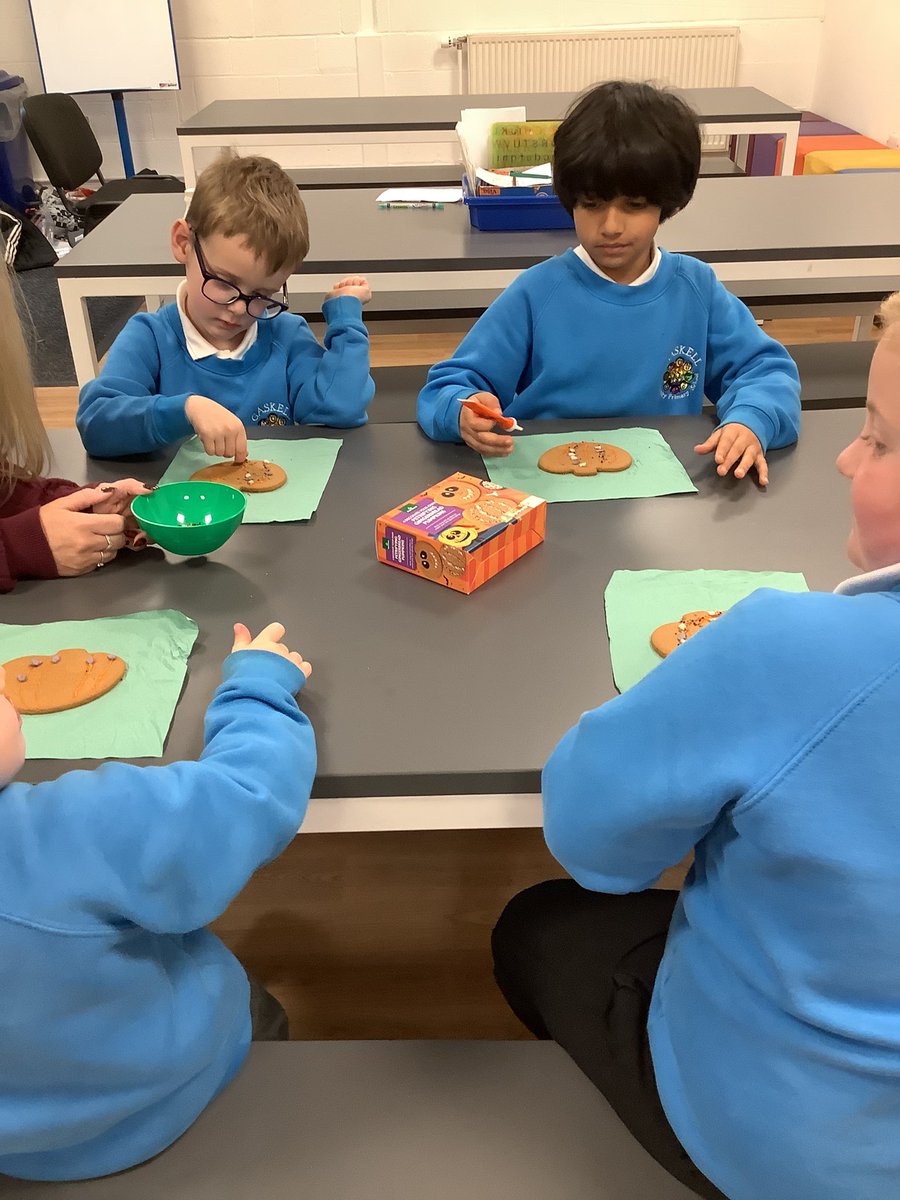 GaskellPrimary's tweet photo. Gaskey Bear's After School club 'Halloween Fun' 🎃👻 https://t.co/UDn2zY52pR