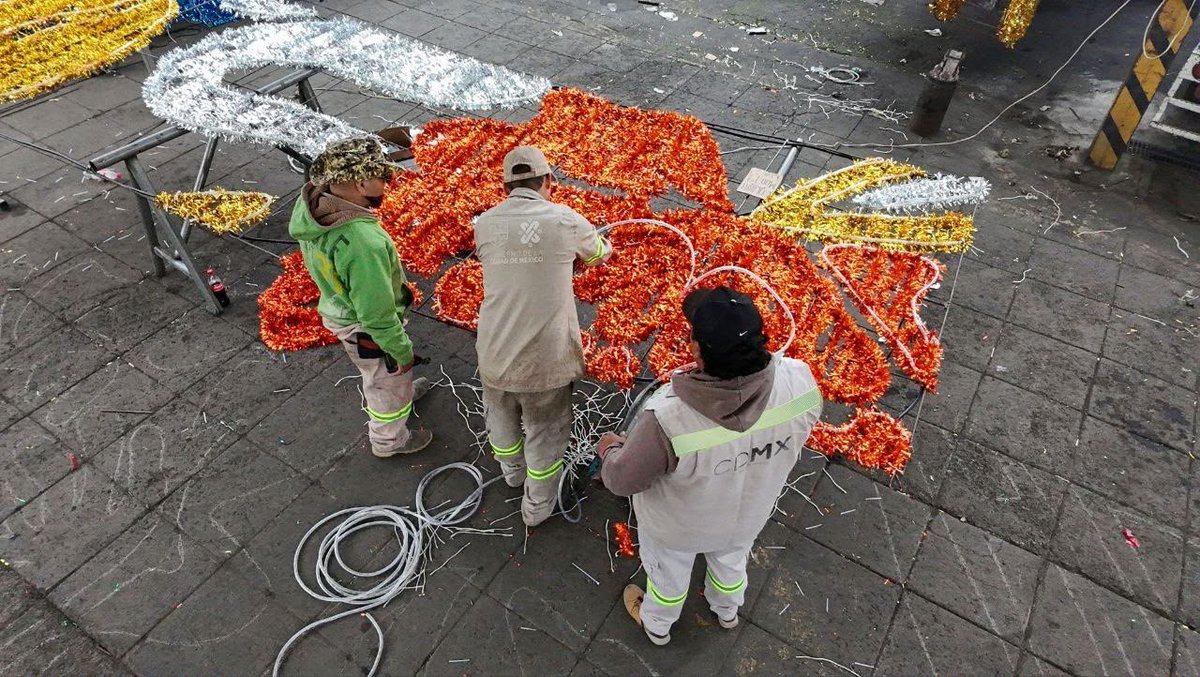 SOBSECDMX's tweet photo. En la #SOBSE estamos orgullosos de nuestras tradiciones y trabajamos para que se vivan y disfruten en los espacios públicos. En el Taller de Alumbrado ya preparamos la iluminación monumental con motivo de #DíaDeMuertos, con intervenciones en el Zócalo y otros puntos de la ciudad. https://t.co/m2FW9Pe9rW