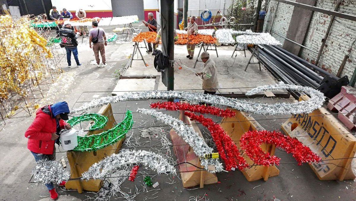 SOBSECDMX's tweet photo. En la #SOBSE estamos orgullosos de nuestras tradiciones y trabajamos para que se vivan y disfruten en los espacios públicos. En el Taller de Alumbrado ya preparamos la iluminación monumental con motivo de #DíaDeMuertos, con intervenciones en el Zócalo y otros puntos de la ciudad. https://t.co/m2FW9Pe9rW